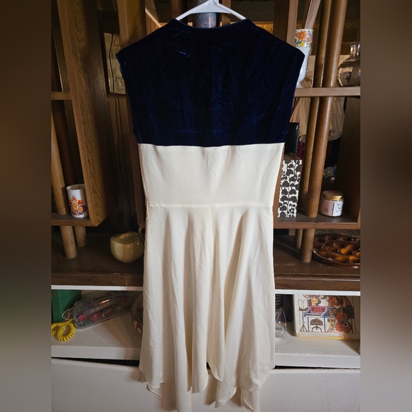 Vintage Elegant Cream and Blue Velvet Women's Dress Size 9/10 - Picture 6 of 6